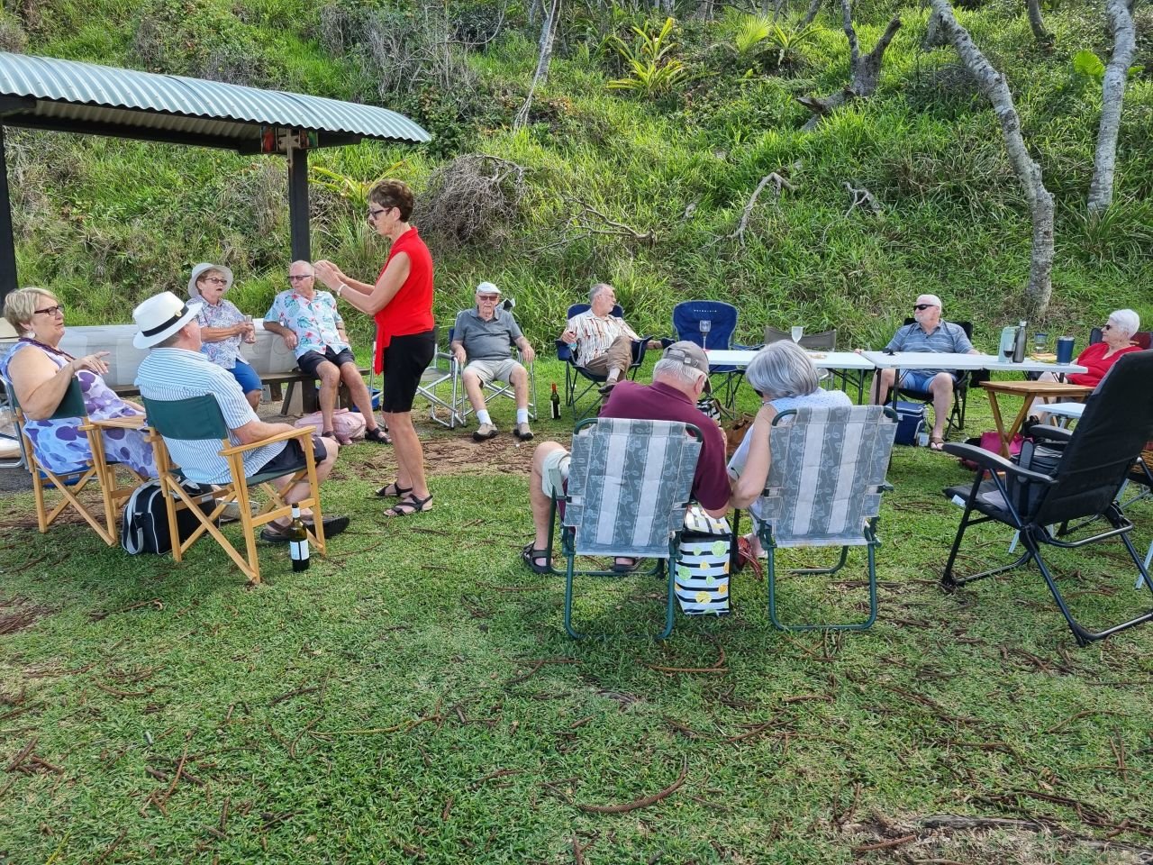 25 members met at Shelly Beach for a relaxed get-together. A few of us went for a short walk along the coast. Then it was back for a refreshing drink and conversations and laughs. Lovely afternoon. 27/2/26