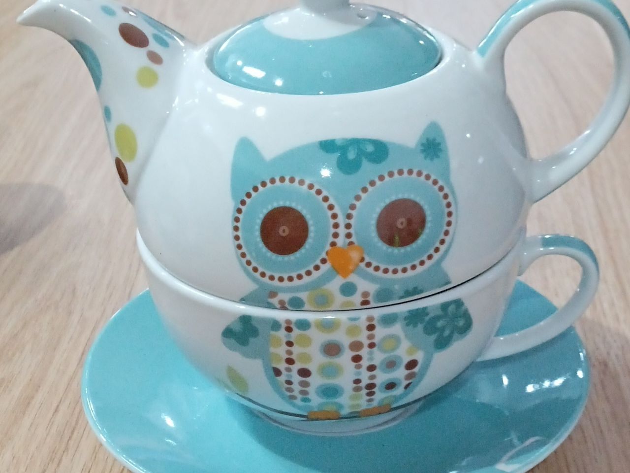 How cute is this teapot and cup?  Makes having a cuppa at the Isis Club, just that little bit more special.