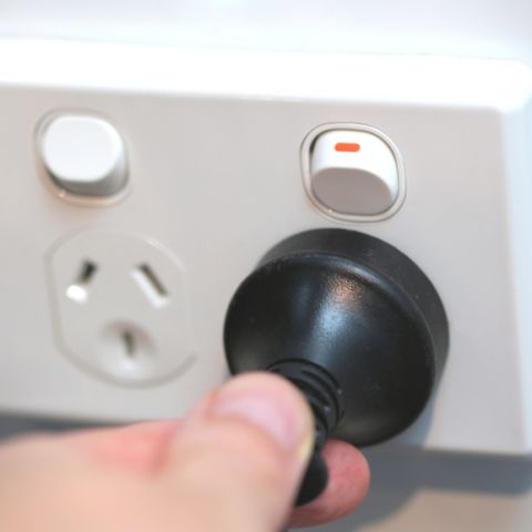 Protecting electricity consumers from bill shock 