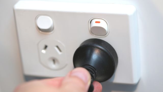 Protecting electricity consumers from bill shock 